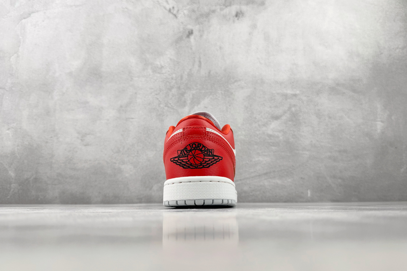 DT 公司级 Jordan Air Jordan 1 红白 货号:II9813-600 尺码:40 40.5 41 42 DT 公司级 Jordan Air Jordan 1 红白 货号:II9813-600 尺码:40 40.5 41 42