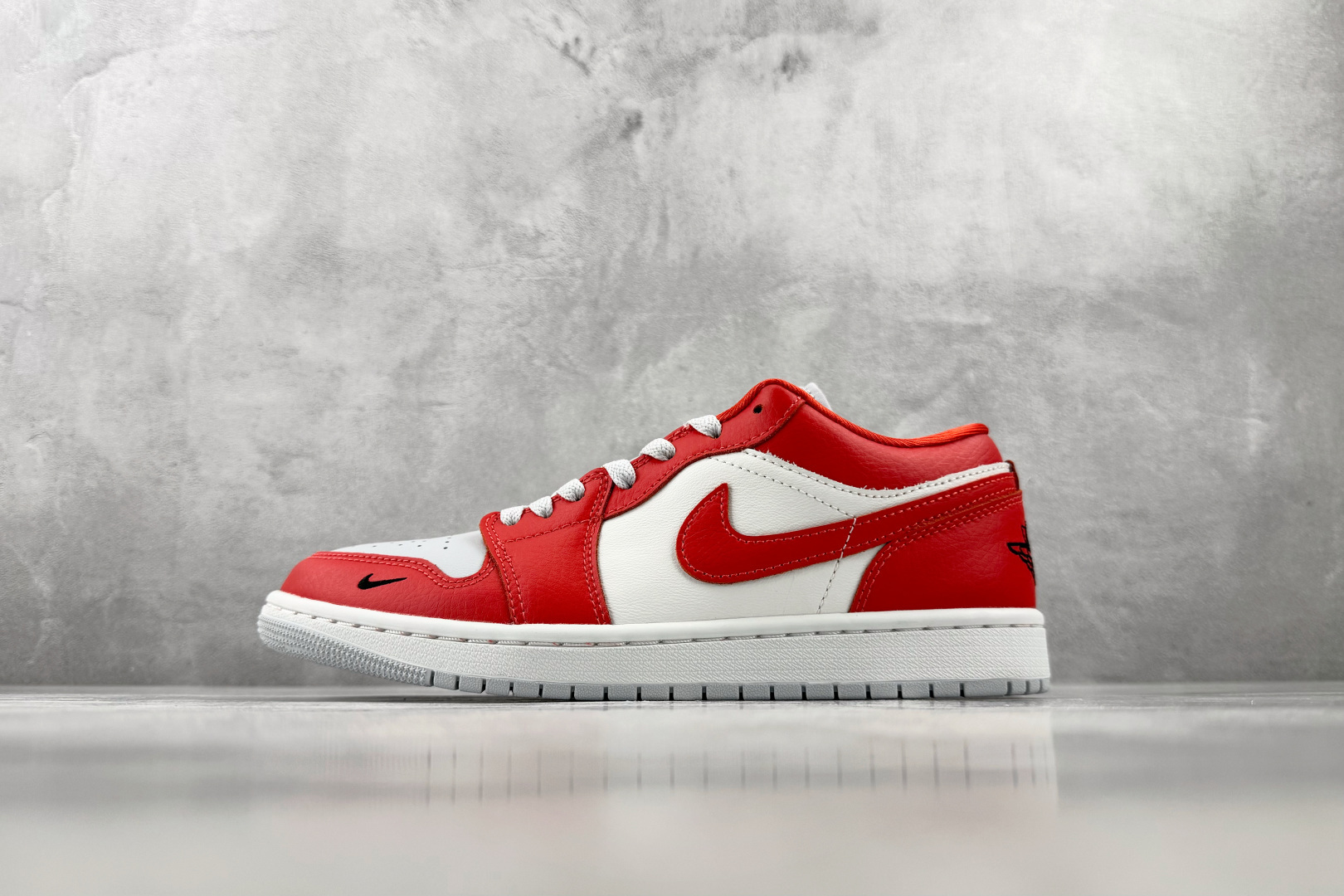 DT 公司级 Jordan Air Jordan 1 红白 货号:II9813-600 尺码:40 40.5 41 42 DT 公司级 Jordan Air Jordan 1 红白 货号:II9813-600 尺码:40 40.5 41 42