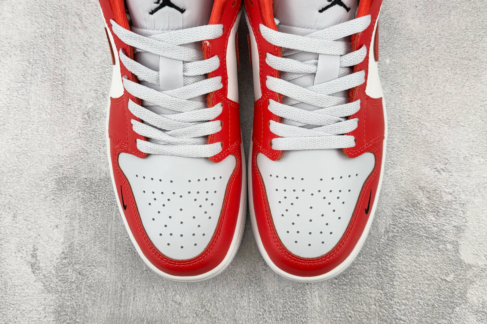 DT 公司级 Jordan Air Jordan 1 红白 货号:II9813-600 尺码:40 40.5 41 42 DT 公司级 Jordan Air Jordan 1 红白 货号:II9813-600 尺码:40 40.5 41 42