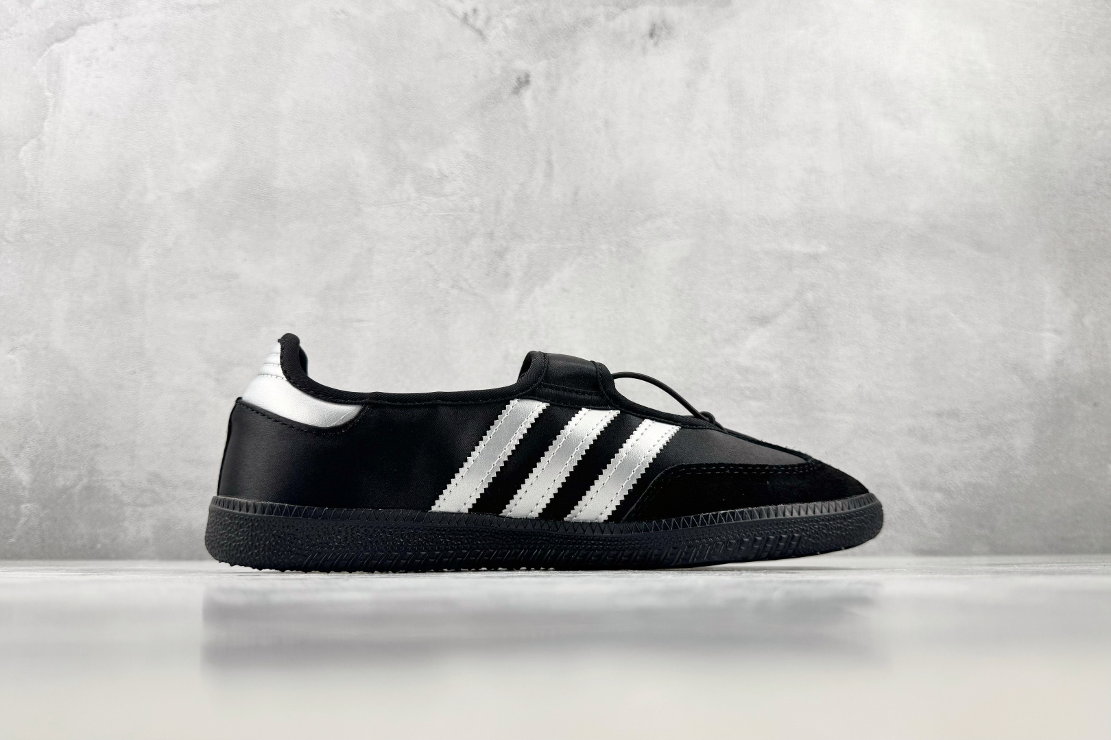 R版 出口订单 adidas originals Samba Jane 黑色 货号:KZ8952 尺码:35.5 36 R版 出口订单 adidas originals Samba Jane 黑色 货号:KZ8952 尺码:35.5 36