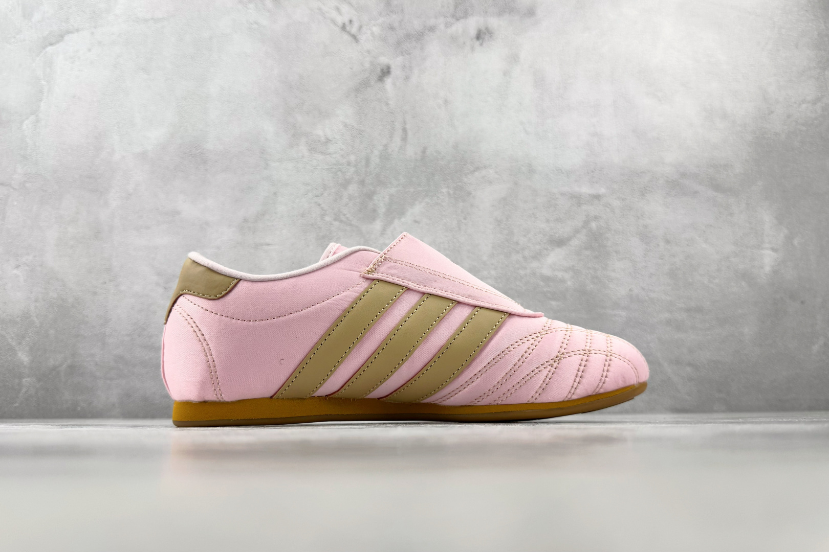 ZG 性价比天花板 adidas originals Taekwondo 粉黄 货号：JQ8209 尺码：35.5 36