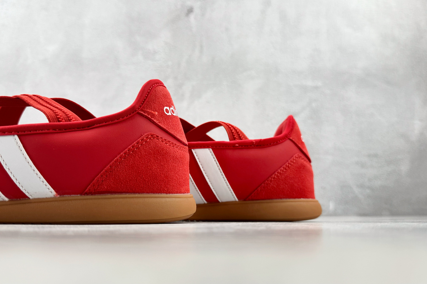 R 版出口订单 adidas BARREDA Mary Jane 红白 货号:HQ7398 尺码:35.5 36 36. R 版出口订单 adidas BARREDA Mary Jane 红白 货号:HQ7398 尺码:35.5 36 36.