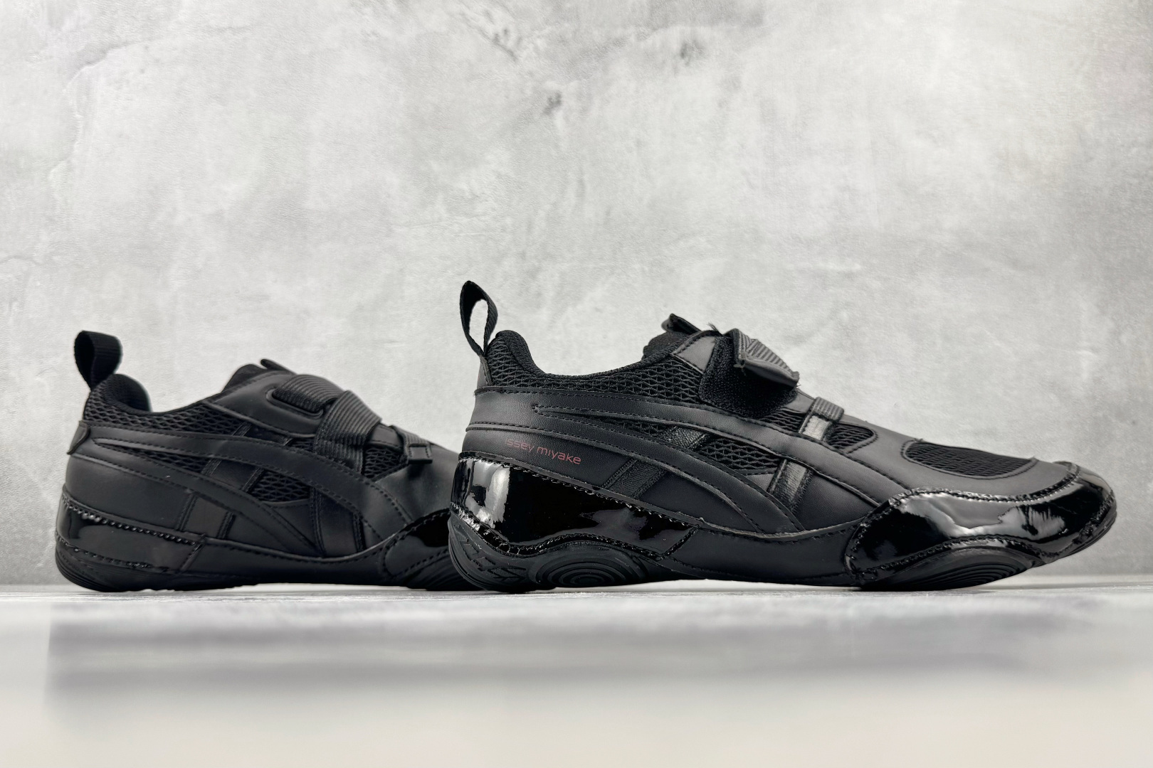 HX ISSEY MIYAKE/三宅一生 × ASICS HYPER TAPING 联名限定款 黑色 货号:1203A HX ISSEY MIYAKE/三宅一生 × ASICS HYPER TAPING 联名限定款 黑色 货号:1203A