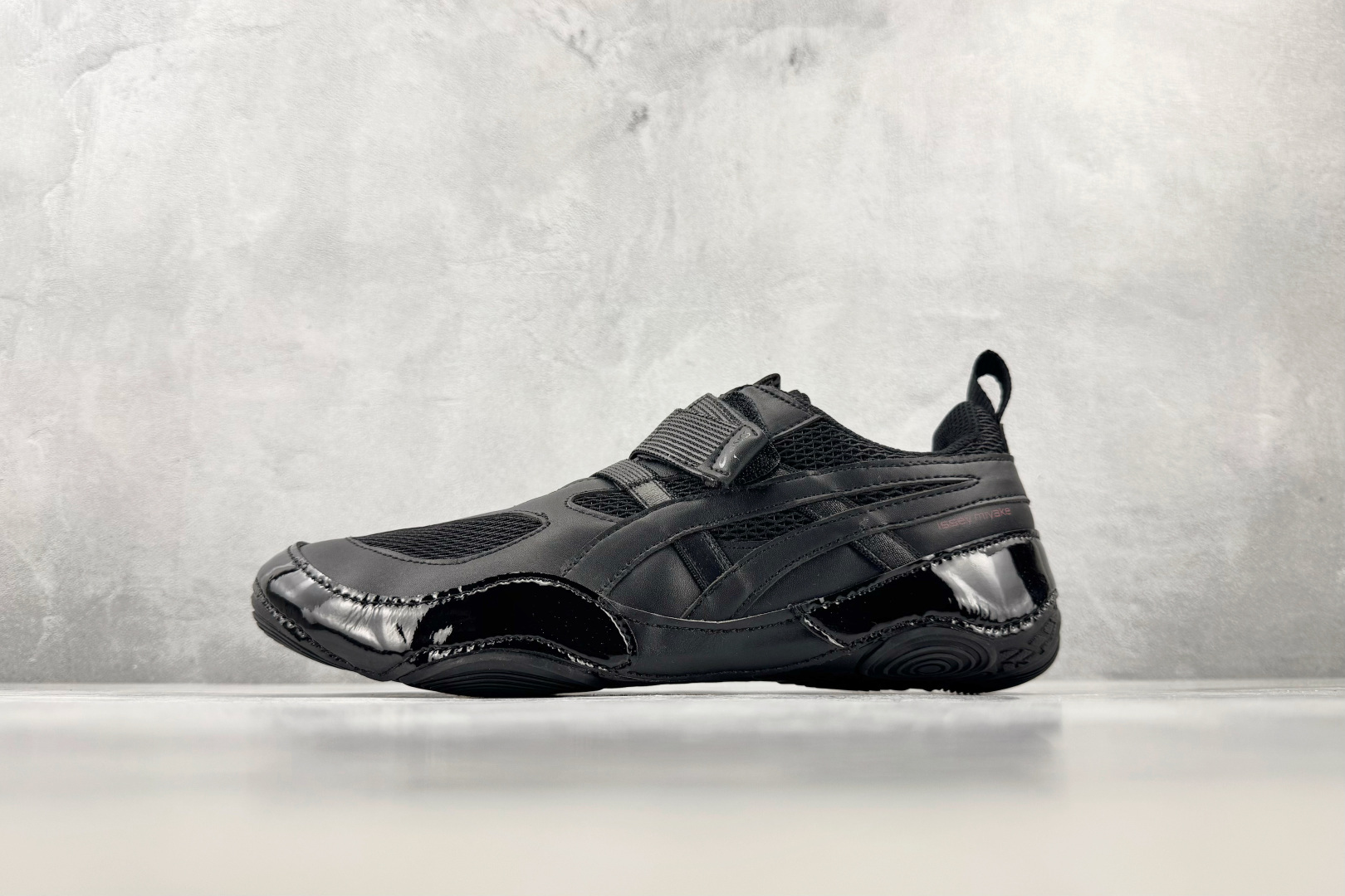 HX  ISSEY MIYAKE/三宅一生 × ASICS HYPER TAPING 联名限定款 黑色 货号：1203A