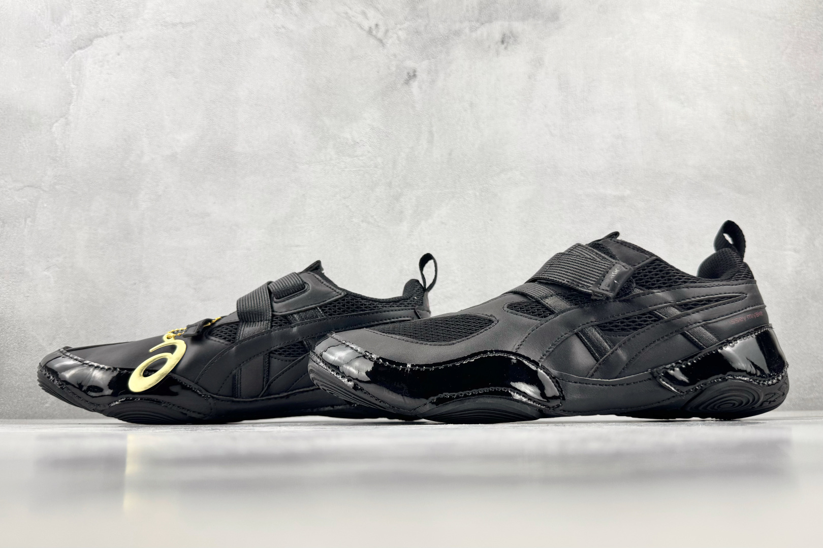 HX ISSEY MIYAKE/三宅一生 × ASICS HYPER TAPING 联名限定款 黑色 货号:1203A HX ISSEY MIYAKE/三宅一生 × ASICS HYPER TAPING 联名限定款 黑色 货号:1203A