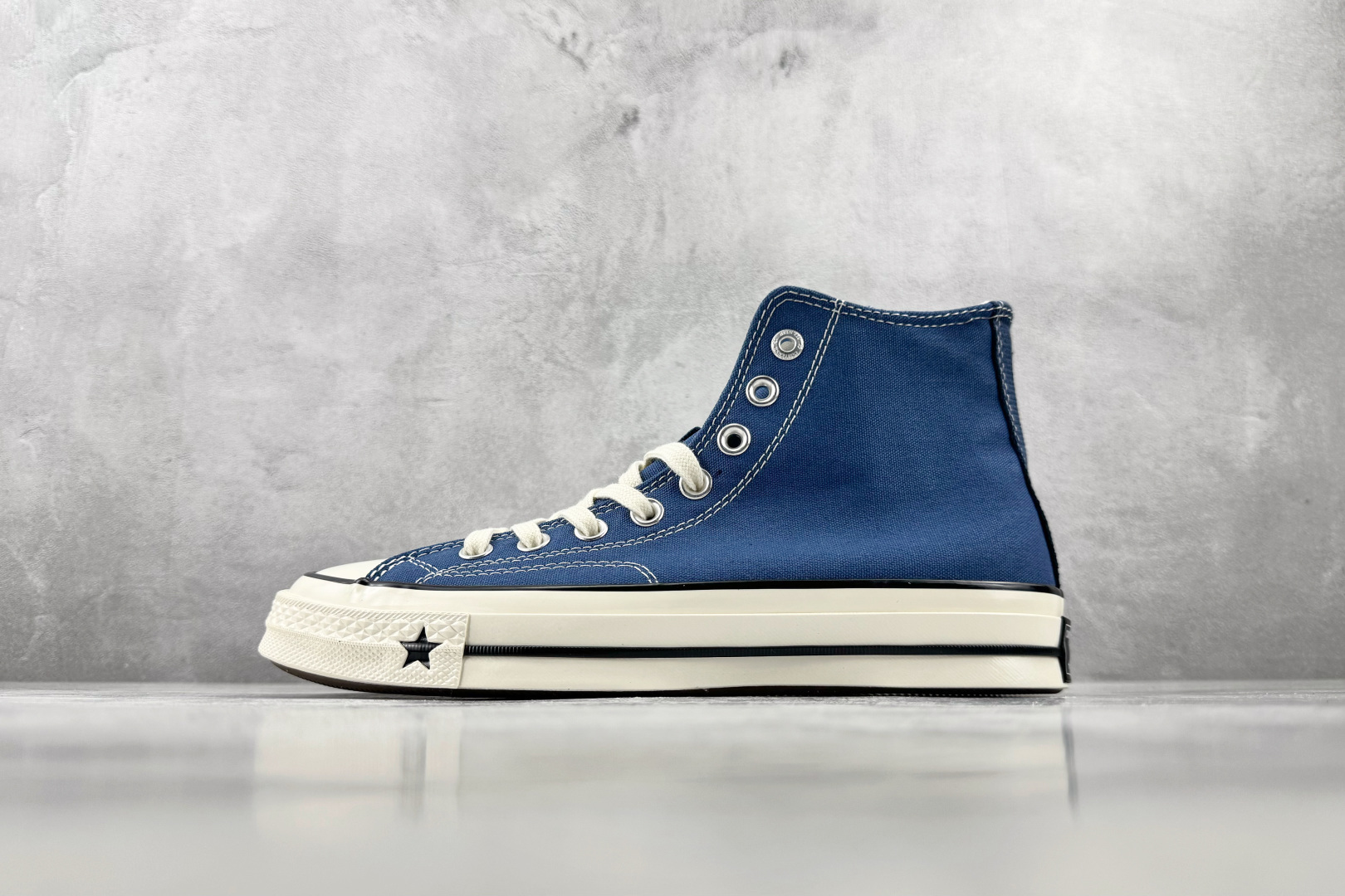 H 版 Converse CHUCK 70X 柔雾蓝色 • 鞋头侧边实心黑五角星 • 鞋侧圆形皮标+后跟三星标：音波环绕