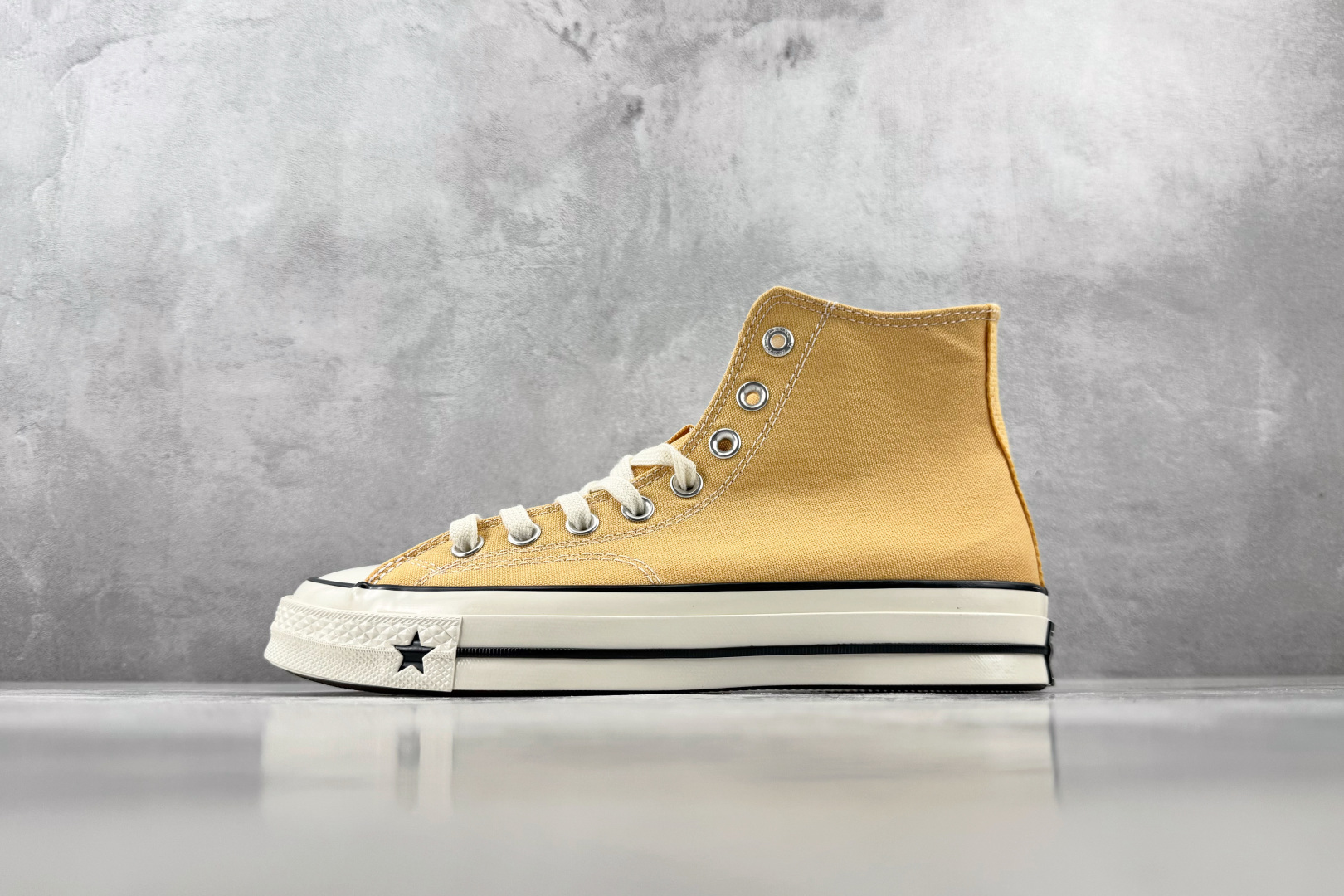 H 版 Converse CHUCK 70X 淡奶黄 • 鞋头侧边实心黑五角星 • 鞋侧圆形皮标+后跟三星标：音波环绕弧