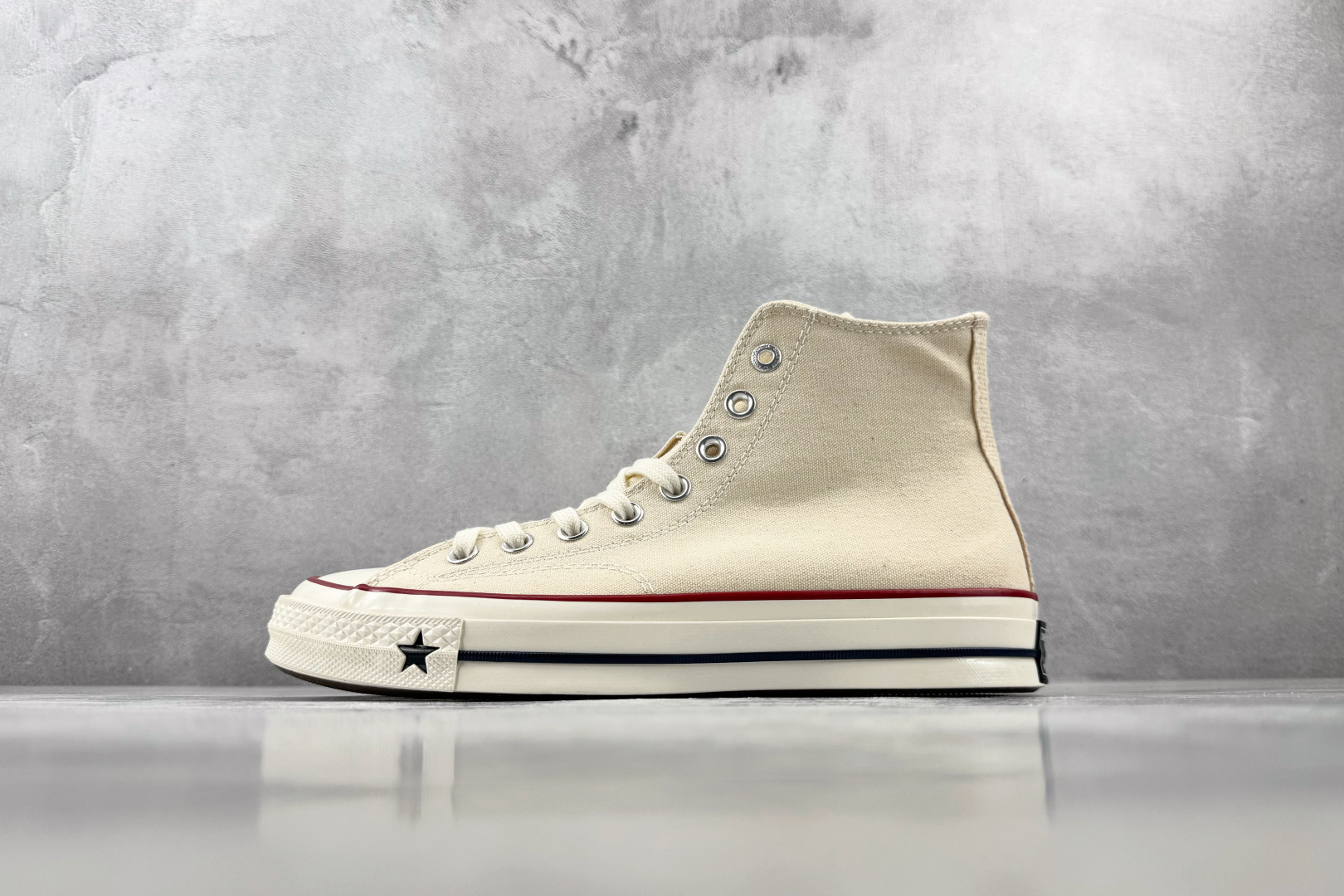 H 版  Converse CHUCK 70X 米白 • 鞋头侧边实心黑五角星 • 鞋侧圆形皮标+后跟三星标：音波环绕弧