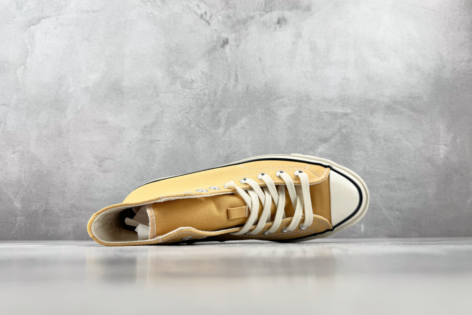 H 版 Converse CHUCK 70X 淡奶黄 • 鞋头侧边实心黑五角星 • 鞋侧圆形皮标+后跟三星标:音波环绕弧 H 版 Converse CHUCK 70X 淡奶黄 • 鞋头侧边实心黑五角星 • 鞋侧圆形皮标+后跟三星标:音波环绕弧