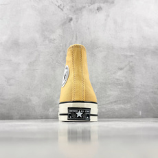 H 版 Converse CHUCK 70X 淡奶黄 • 鞋头侧边实心黑五角星 • 鞋侧圆形皮标+后跟三星标:音波环绕弧 H 版 Converse CHUCK 70X 淡奶黄 • 鞋头侧边实心黑五角星 • 鞋侧圆形皮标+后跟三星标:音波环绕弧