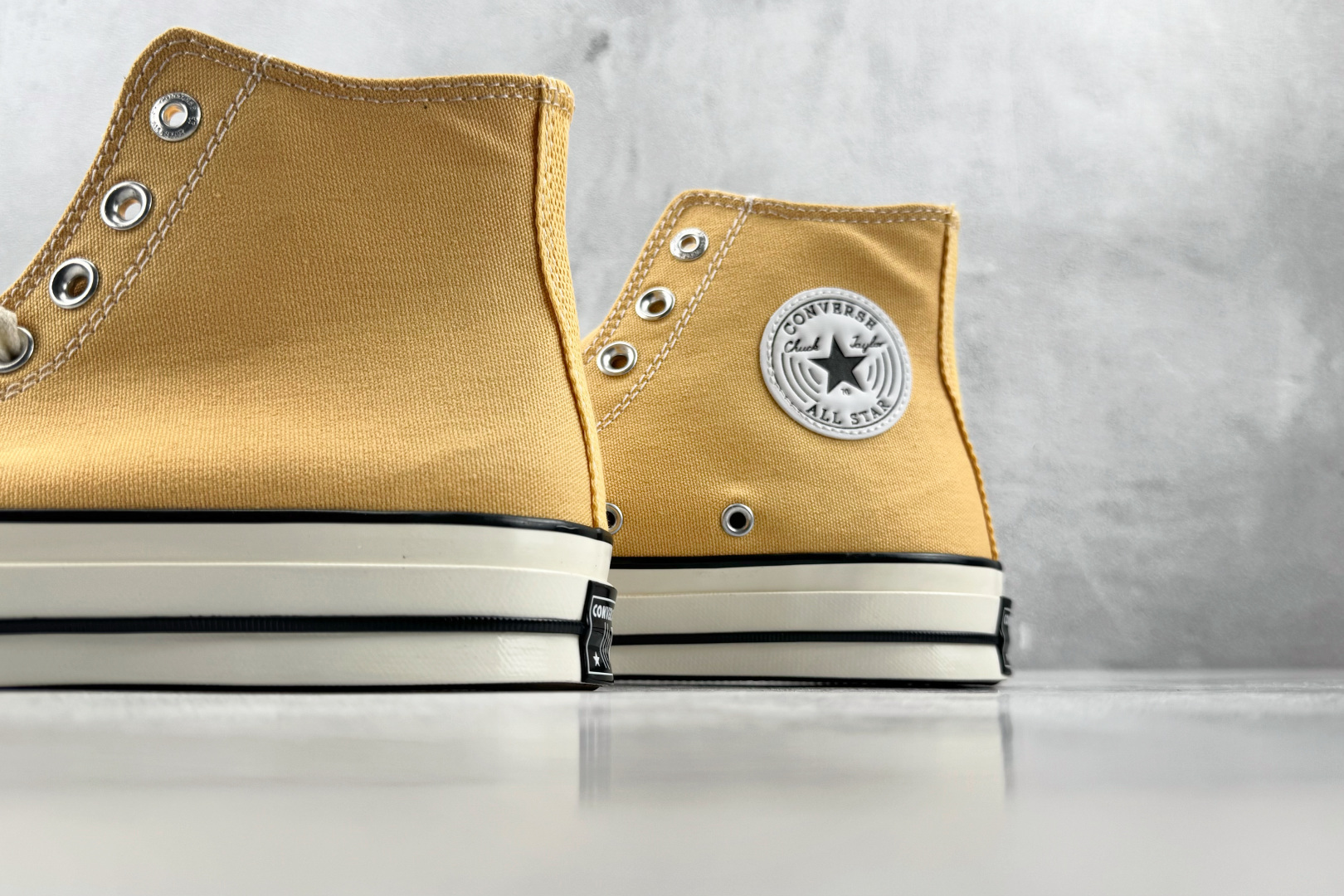 H 版 Converse CHUCK 70X 淡奶黄 • 鞋头侧边实心黑五角星 • 鞋侧圆形皮标+后跟三星标:音波环绕弧 H 版 Converse CHUCK 70X 淡奶黄 • 鞋头侧边实心黑五角星 • 鞋侧圆形皮标+后跟三星标:音波环绕弧