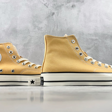 H 版 Converse CHUCK 70X 淡奶黄 • 鞋头侧边实心黑五角星 • 鞋侧圆形皮标+后跟三星标:音波环绕弧 H 版 Converse CHUCK 70X 淡奶黄 • 鞋头侧边实心黑五角星 • 鞋侧圆形皮标+后跟三星标:音波环绕弧