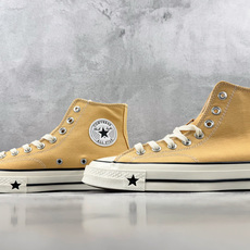 H 版 Converse CHUCK 70X 淡奶黄 • 鞋头侧边实心黑五角星 • 鞋侧圆形皮标+后跟三星标:音波环绕弧 H 版 Converse CHUCK 70X 淡奶黄 • 鞋头侧边实心黑五角星 • 鞋侧圆形皮标+后跟三星标:音波环绕弧