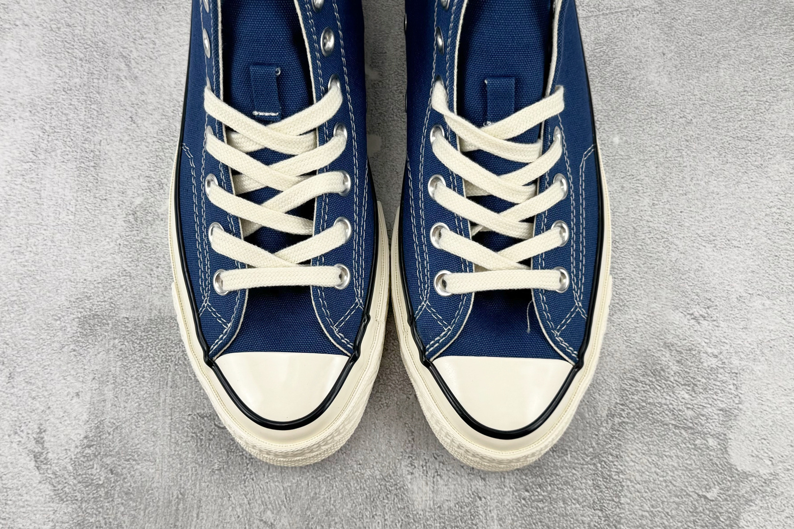 H 版 Converse CHUCK 70X 柔雾蓝色 • 鞋头侧边实心黑五角星 • 鞋侧圆形皮标+后跟三星标:音波环绕 H 版 Converse CHUCK 70X 柔雾蓝色 • 鞋头侧边实心黑五角星 • 鞋侧圆形皮标+后跟三星标:音波环绕