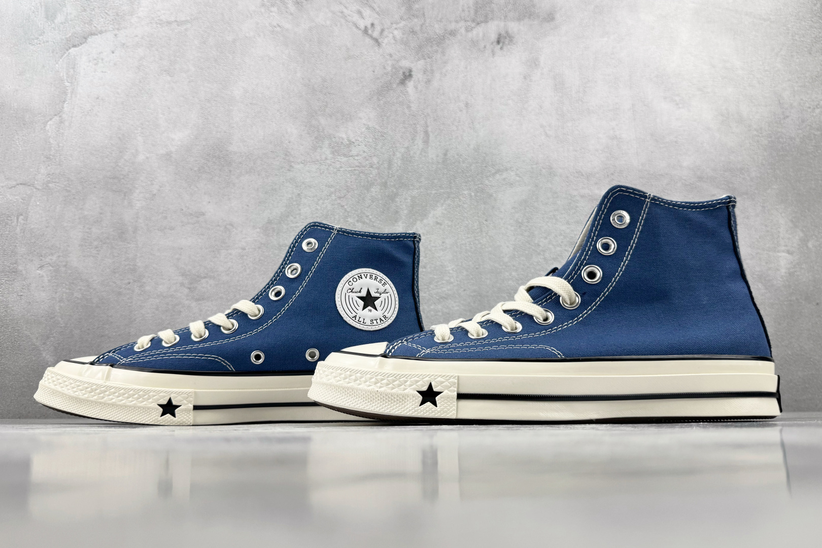 H 版 Converse CHUCK 70X 柔雾蓝色 • 鞋头侧边实心黑五角星 • 鞋侧圆形皮标+后跟三星标:音波环绕 H 版 Converse CHUCK 70X 柔雾蓝色 • 鞋头侧边实心黑五角星 • 鞋侧圆形皮标+后跟三星标:音波环绕