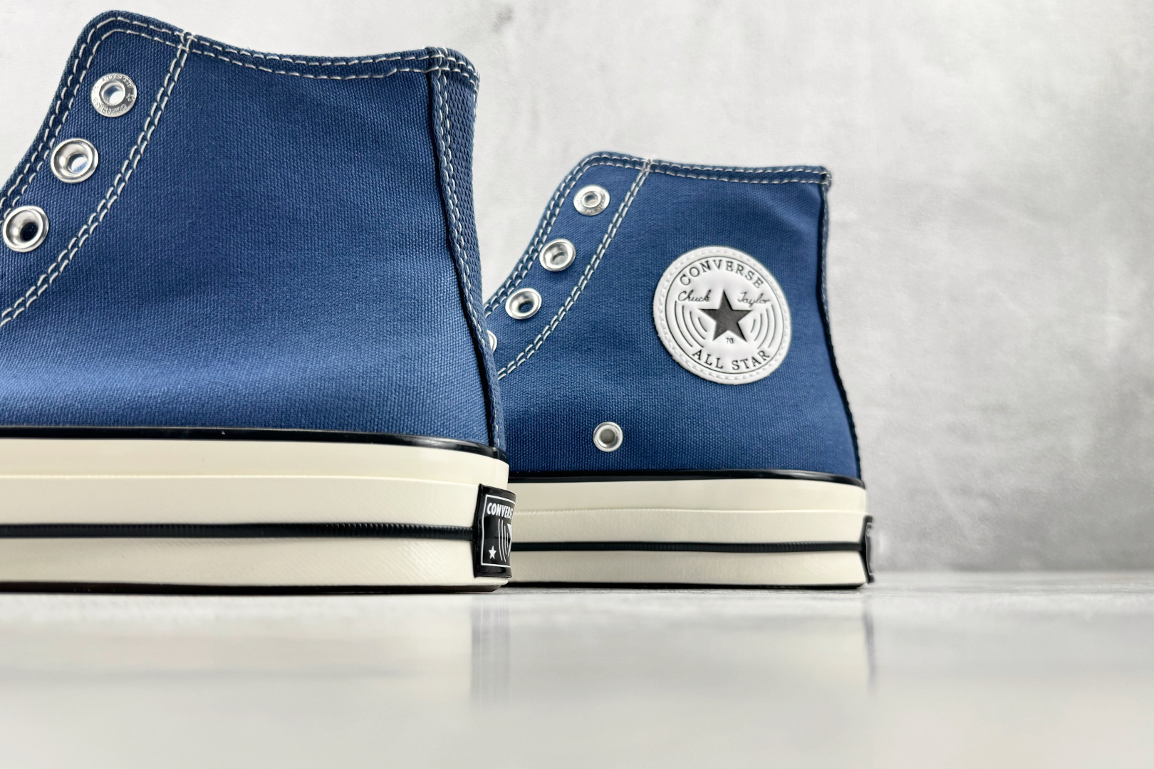 H 版 Converse CHUCK 70X 柔雾蓝色 • 鞋头侧边实心黑五角星 • 鞋侧圆形皮标+后跟三星标:音波环绕 H 版 Converse CHUCK 70X 柔雾蓝色 • 鞋头侧边实心黑五角星 • 鞋侧圆形皮标+后跟三星标:音波环绕