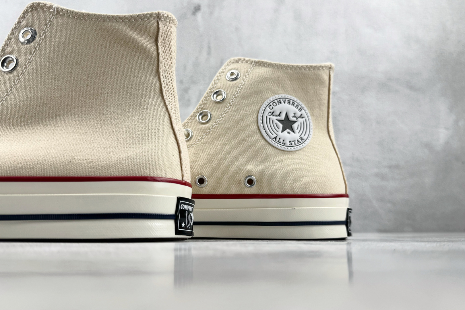 H 版 Converse CHUCK 70X 米白 • 鞋头侧边实心黑五角星 • 鞋侧圆形皮标+后跟三星标:音波环绕弧 H 版 Converse CHUCK 70X 米白 • 鞋头侧边实心黑五角星 • 鞋侧圆形皮标+后跟三星标:音波环绕弧