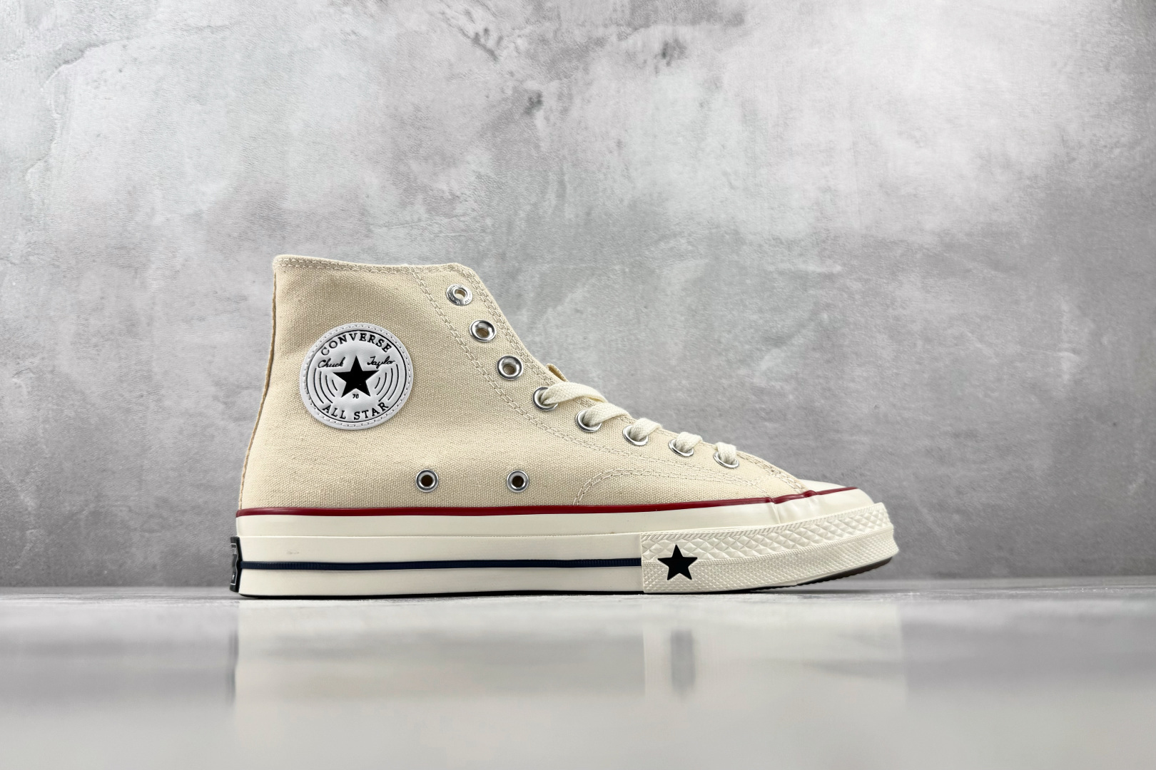 H 版 Converse CHUCK 70X 米白 • 鞋头侧边实心黑五角星 • 鞋侧圆形皮标+后跟三星标:音波环绕弧 H 版 Converse CHUCK 70X 米白 • 鞋头侧边实心黑五角星 • 鞋侧圆形皮标+后跟三星标:音波环绕弧