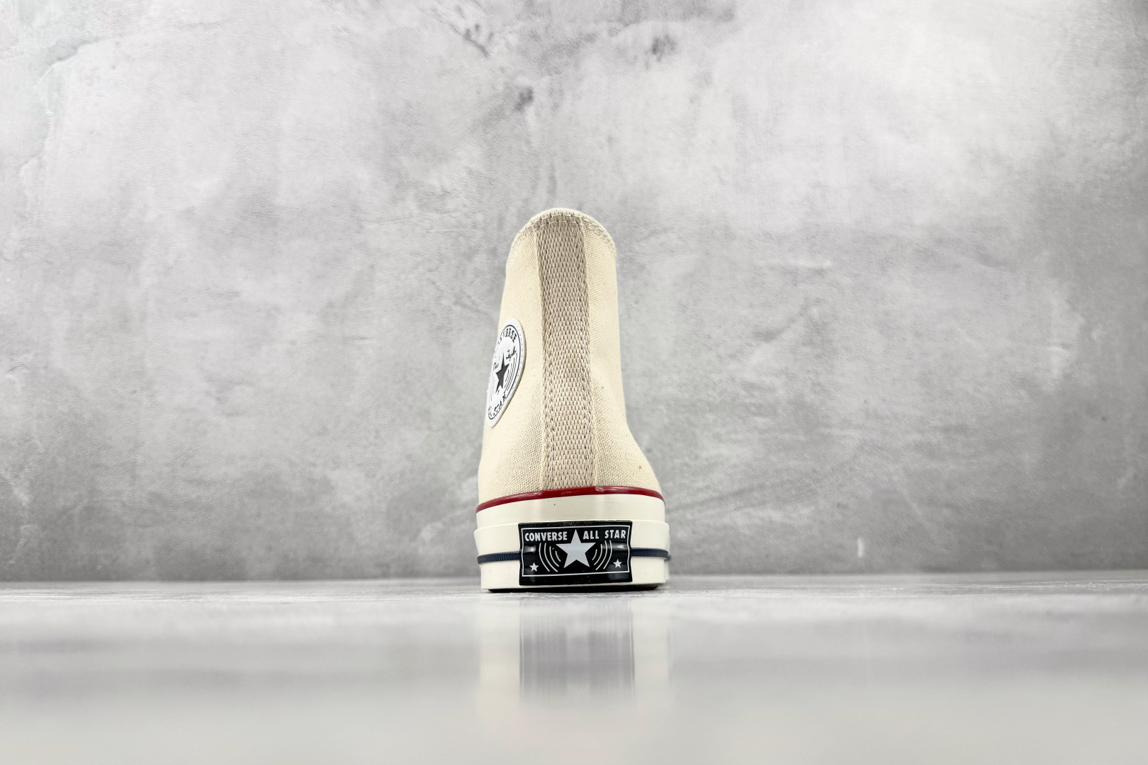 H 版 Converse CHUCK 70X 米白 • 鞋头侧边实心黑五角星 • 鞋侧圆形皮标+后跟三星标:音波环绕弧 H 版 Converse CHUCK 70X 米白 • 鞋头侧边实心黑五角星 • 鞋侧圆形皮标+后跟三星标:音波环绕弧