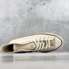 H 版 Converse CHUCK 70X 米白 • 鞋头侧边实心黑五角星 • 鞋侧圆形皮标+后跟三星标:音波环绕弧 H 版 Converse CHUCK 70X 米白 • 鞋头侧边实心黑五角星 • 鞋侧圆形皮标+后跟三星标:音波环绕弧