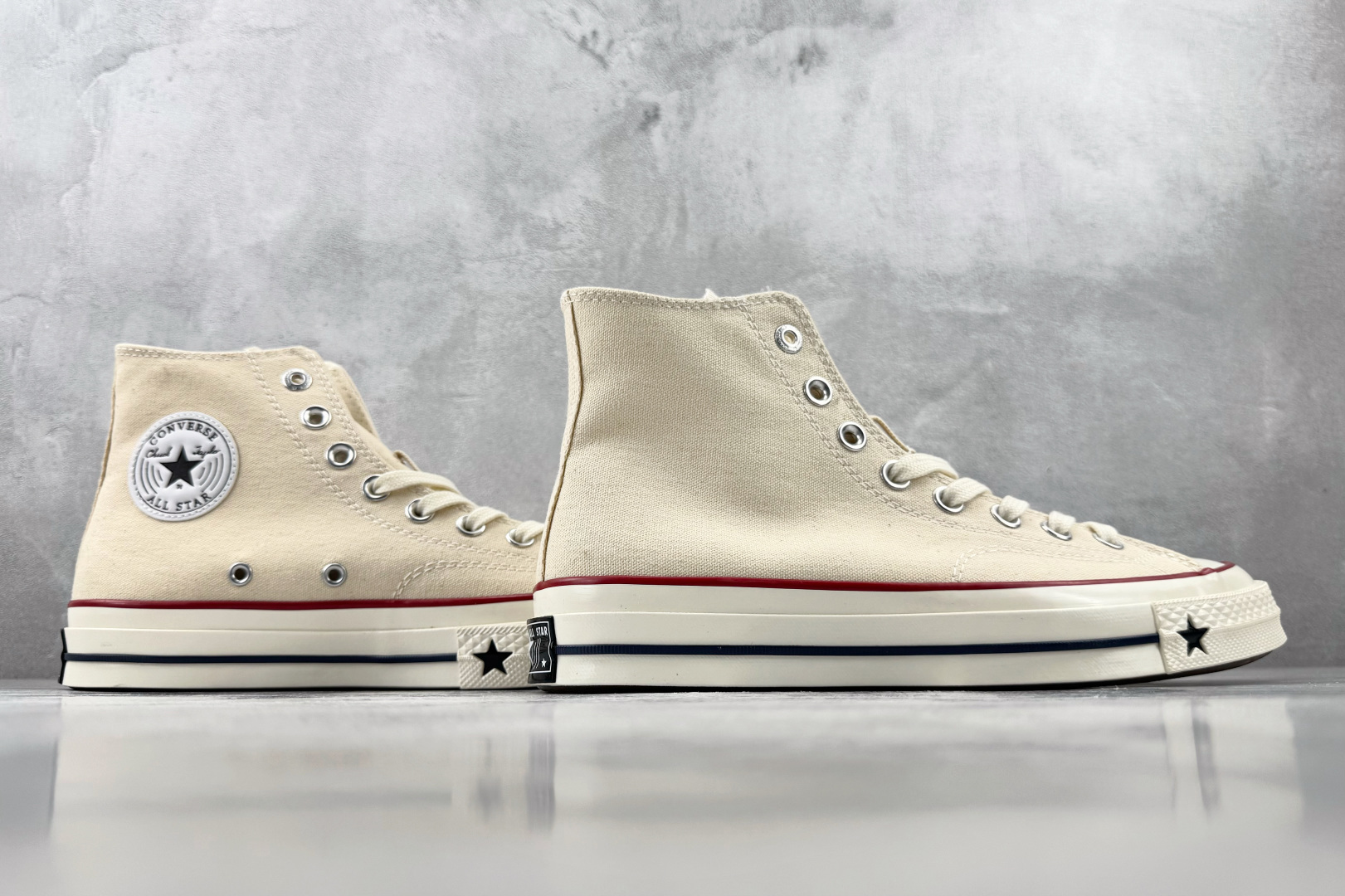 H 版 Converse CHUCK 70X 米白 • 鞋头侧边实心黑五角星 • 鞋侧圆形皮标+后跟三星标:音波环绕弧 H 版 Converse CHUCK 70X 米白 • 鞋头侧边实心黑五角星 • 鞋侧圆形皮标+后跟三星标:音波环绕弧