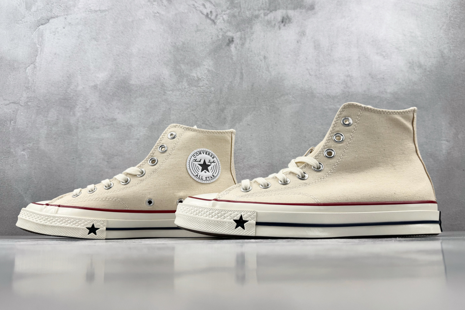 H 版 Converse CHUCK 70X 米白 • 鞋头侧边实心黑五角星 • 鞋侧圆形皮标+后跟三星标:音波环绕弧 H 版 Converse CHUCK 70X 米白 • 鞋头侧边实心黑五角星 • 鞋侧圆形皮标+后跟三星标:音波环绕弧