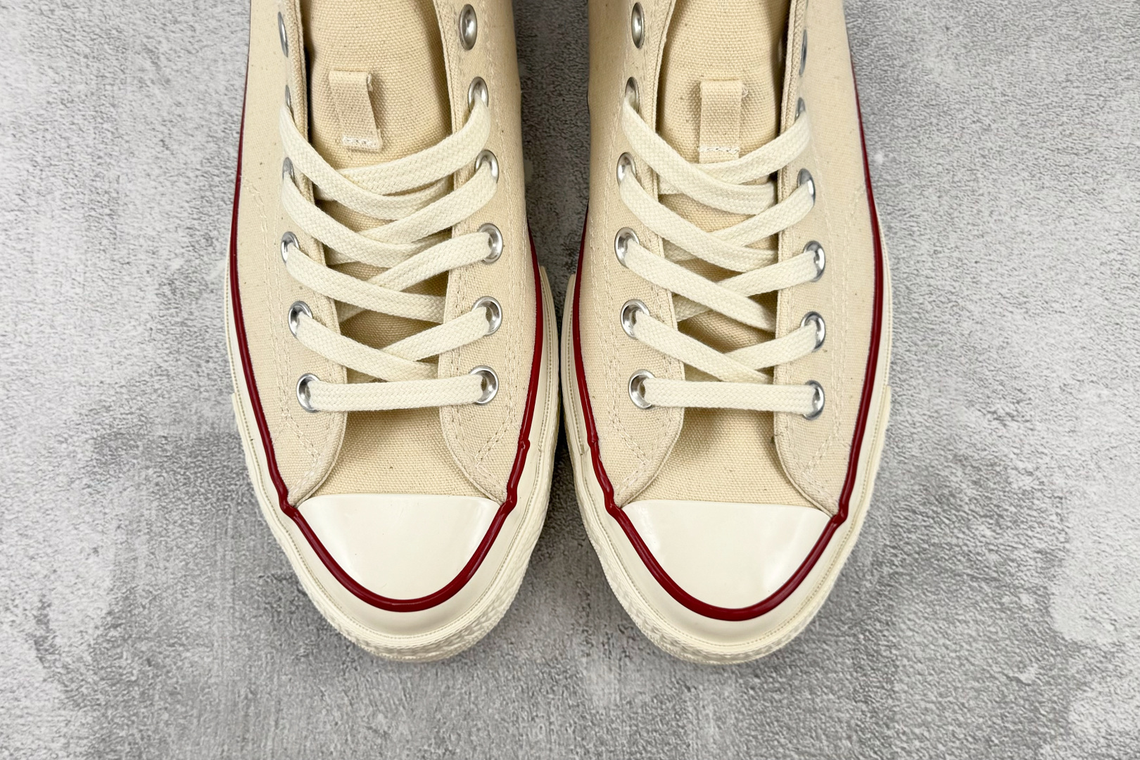 H 版 Converse CHUCK 70X 米白 • 鞋头侧边实心黑五角星 • 鞋侧圆形皮标+后跟三星标:音波环绕弧 H 版 Converse CHUCK 70X 米白 • 鞋头侧边实心黑五角星 • 鞋侧圆形皮标+后跟三星标:音波环绕弧