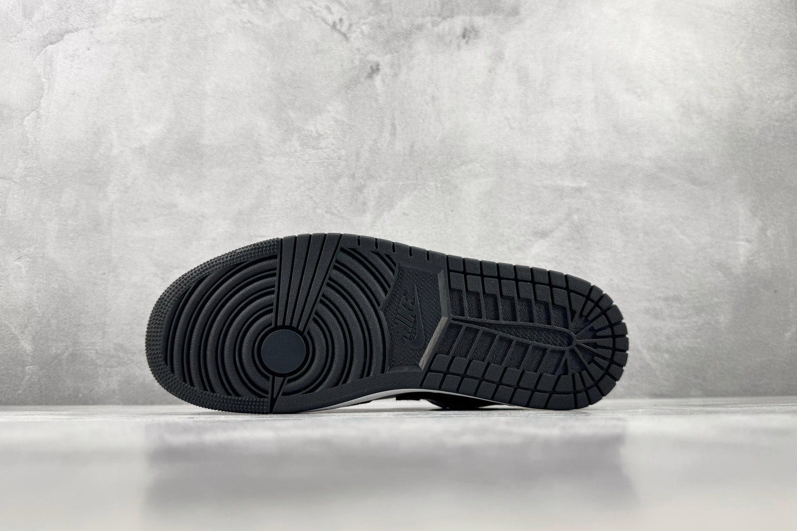 DT 公司级 Jordan Air Jordan 1 黑灰 货号：-048 尺码：35.5 36 36.5 37.5 3