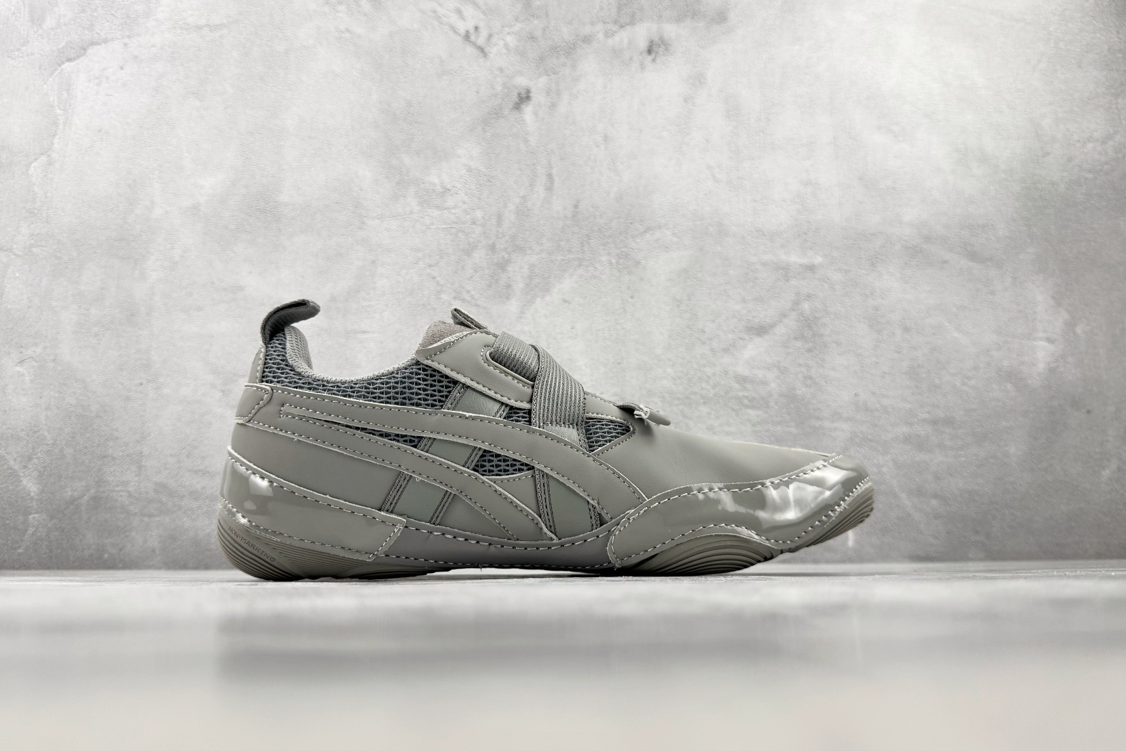 HX ISSEY MIYAKE/三宅一生 × ASICS HYPER TAPING 联名限定款 灰色 货号:1203B1 HX ISSEY MIYAKE/三宅一生 × ASICS HYPER TAPING 联名限定款 灰色 货号:1203B1