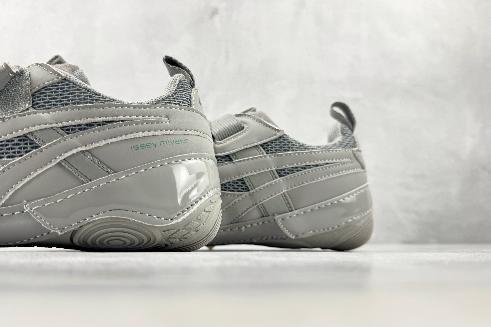 HX ISSEY MIYAKE/三宅一生 × ASICS HYPER TAPING 联名限定款 灰色 货号:1203B1 HX ISSEY MIYAKE/三宅一生 × ASICS HYPER TAPING 联名限定款 灰色 货号:1203B1