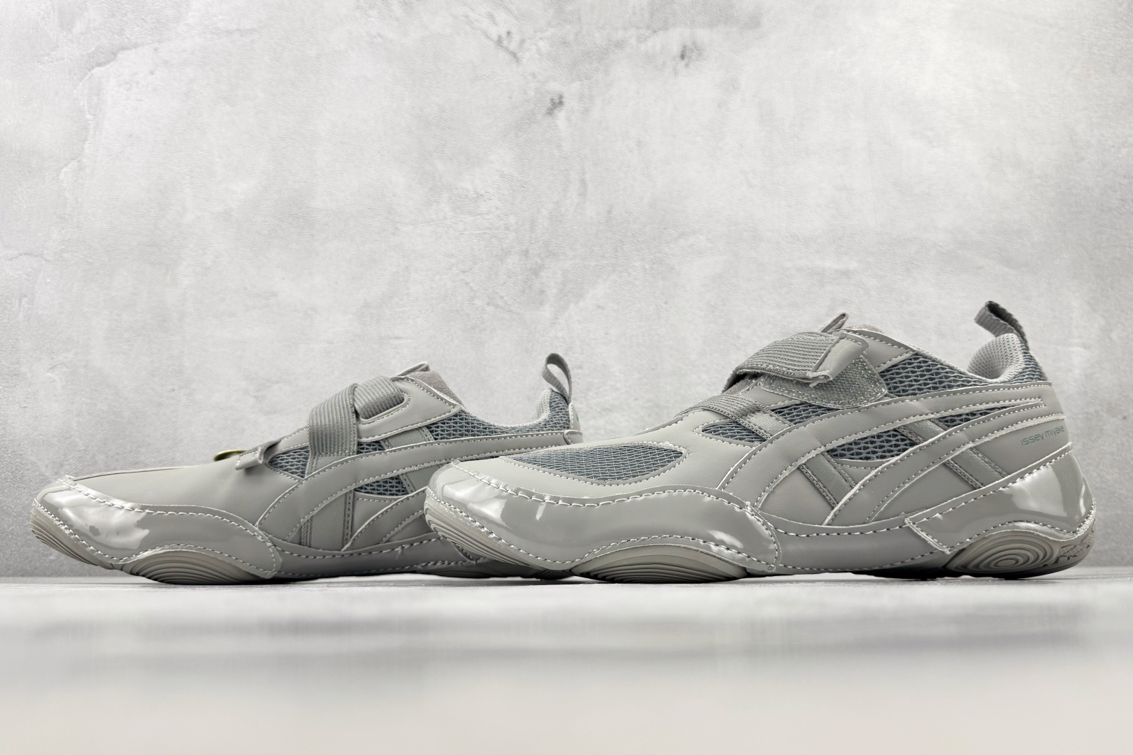 HX ISSEY MIYAKE/三宅一生 × ASICS HYPER TAPING 联名限定款 灰色 货号:1203B1 HX ISSEY MIYAKE/三宅一生 × ASICS HYPER TAPING 联名限定款 灰色 货号:1203B1