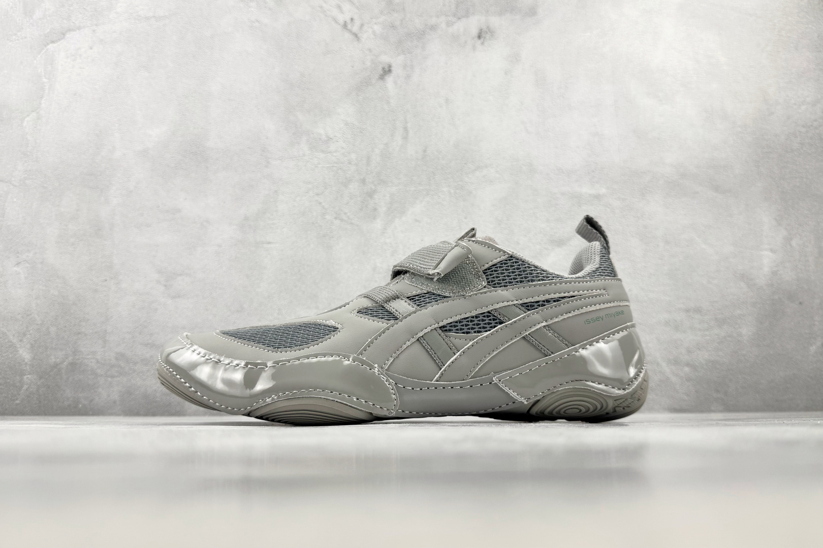 HX ISSEY MIYAKE/三宅一生 × ASICS HYPER TAPING 联名限定款 灰色 货号：1203B1