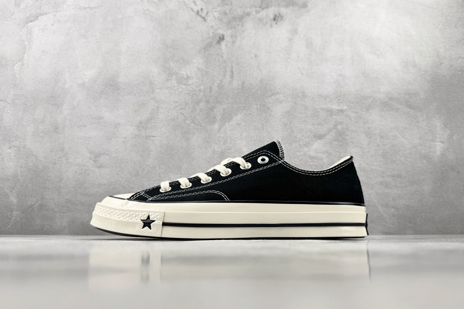 H版 Converse CHUCK 70 X 黑色 • 重磅帆布：采用12盎司高密度棉帆布，不易变形，透气性好 • 全橡