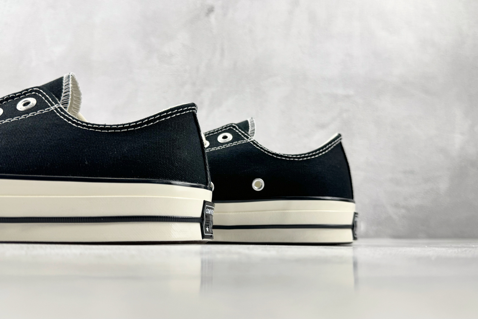 H版 Converse CHUCK 70 X 黑色 • 重磅帆布：采用12盎司高密度棉帆布，不易变形，透气性好 • 全橡