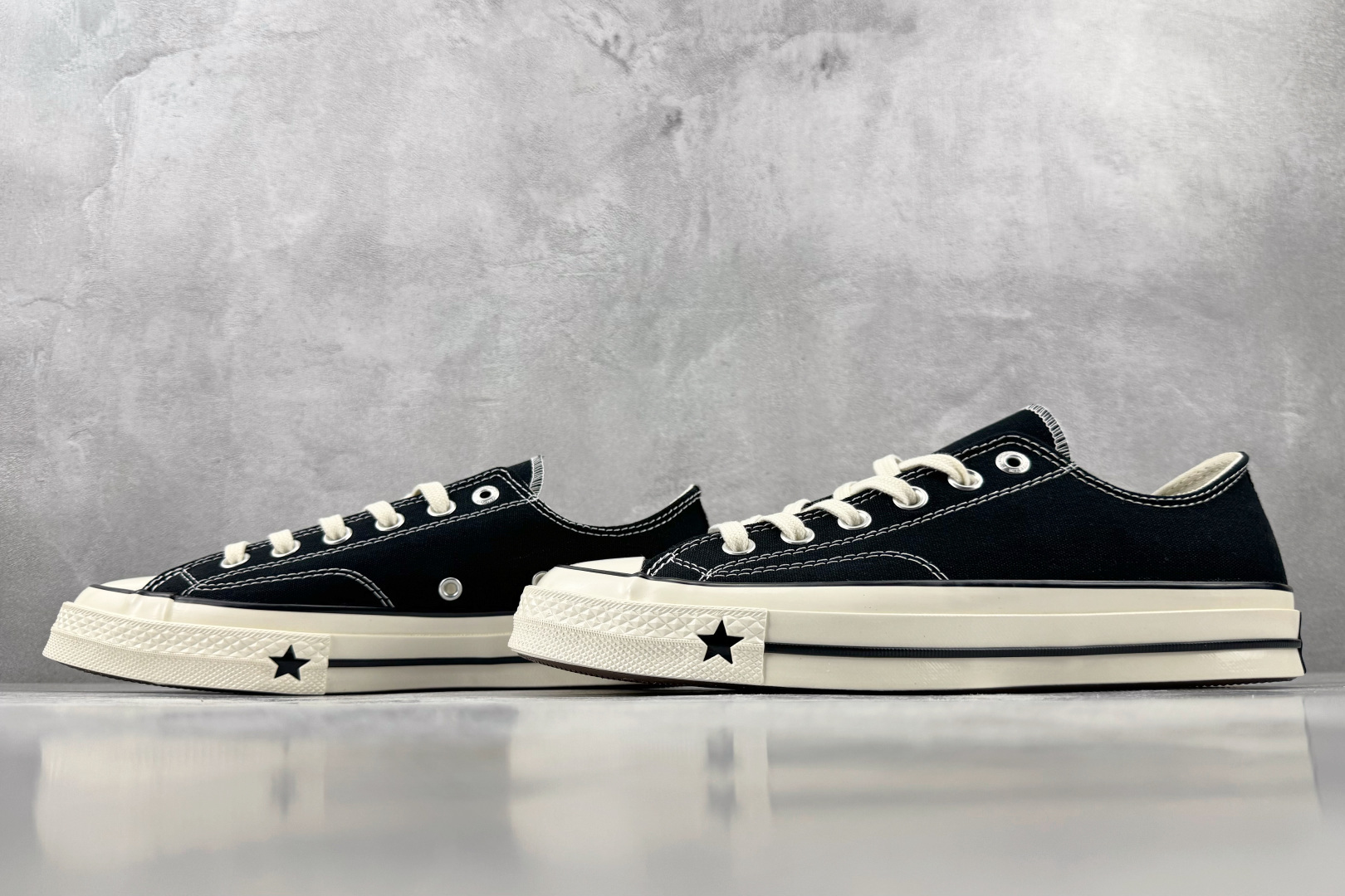 H版 Converse CHUCK 70 X 黑色 • 重磅帆布：采用12盎司高密度棉帆布，不易变形，透气性好 • 全橡