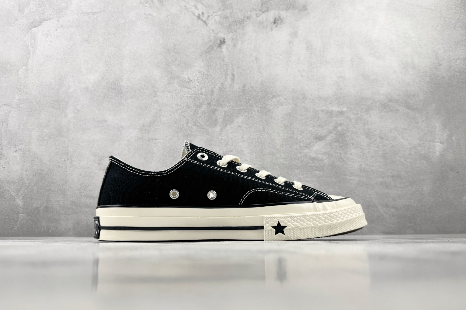 H版 Converse CHUCK 70 X 黑色 • 重磅帆布：采用12盎司高密度棉帆布，不易变形，透气性好 • 全橡