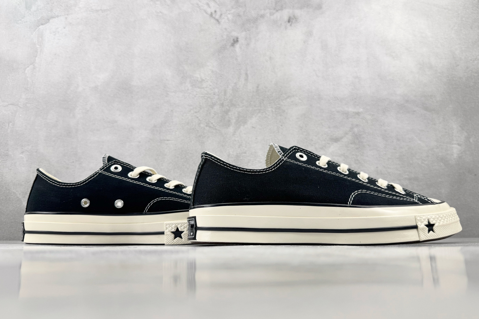 H版 Converse CHUCK 70 X 黑色 • 重磅帆布：采用12盎司高密度棉帆布，不易变形，透气性好 • 全橡