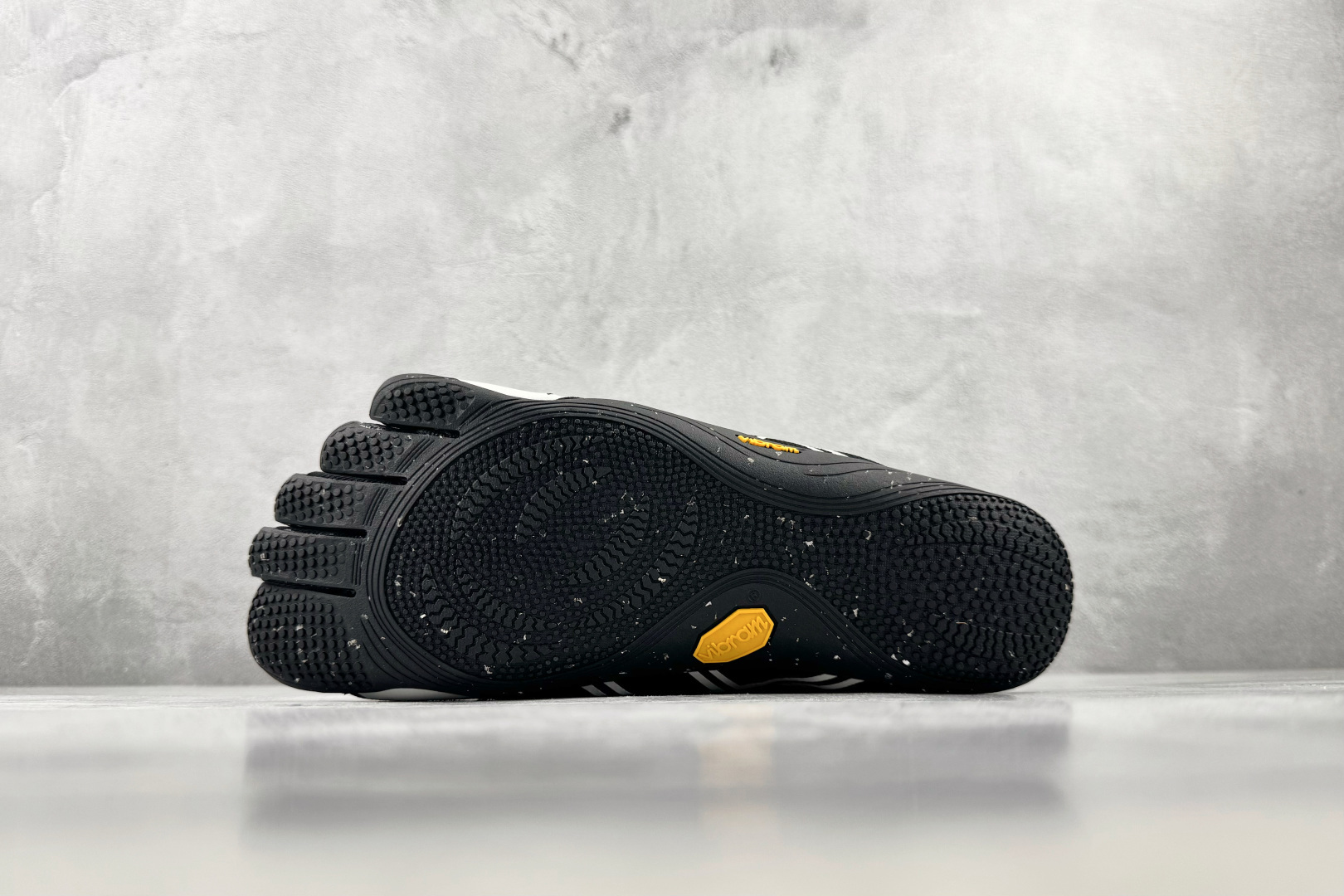 HG 品质升级 Vibram 五指鞋 Groundsplay 象牙白 货号：26W8802 尺码：35 36 36.5 