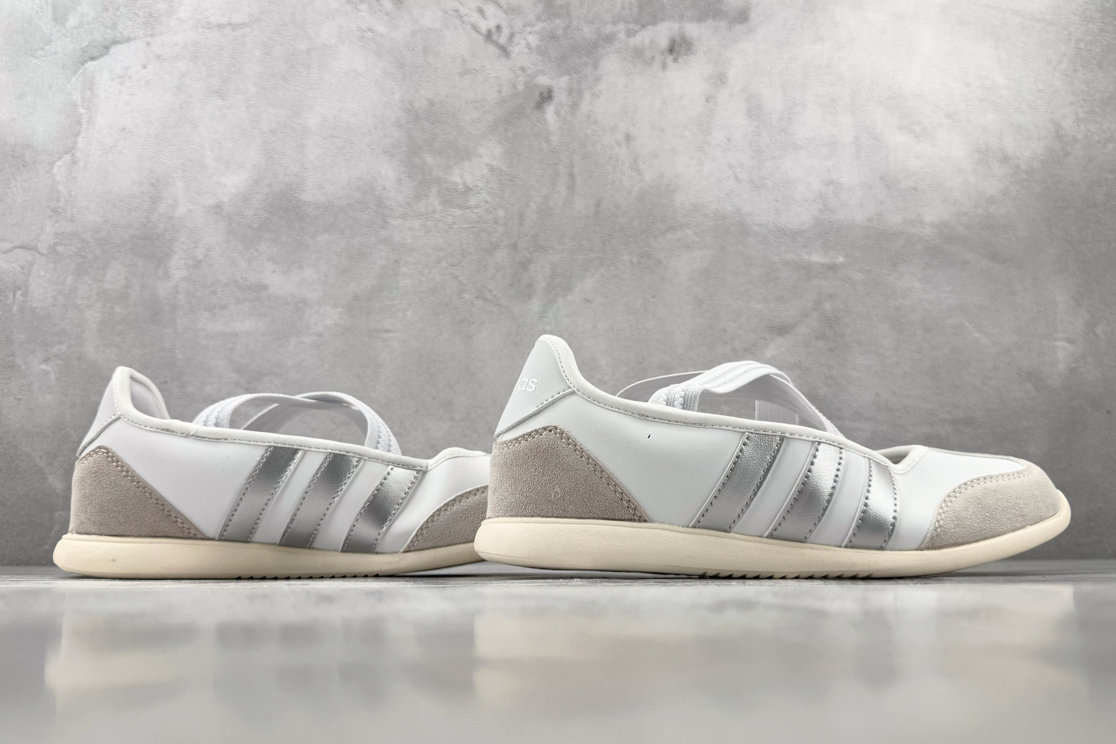 R 版出口订单 adidas BARREDA 银色 货号：HQ7400 尺码：35.5 36 36.5 37.5 38 