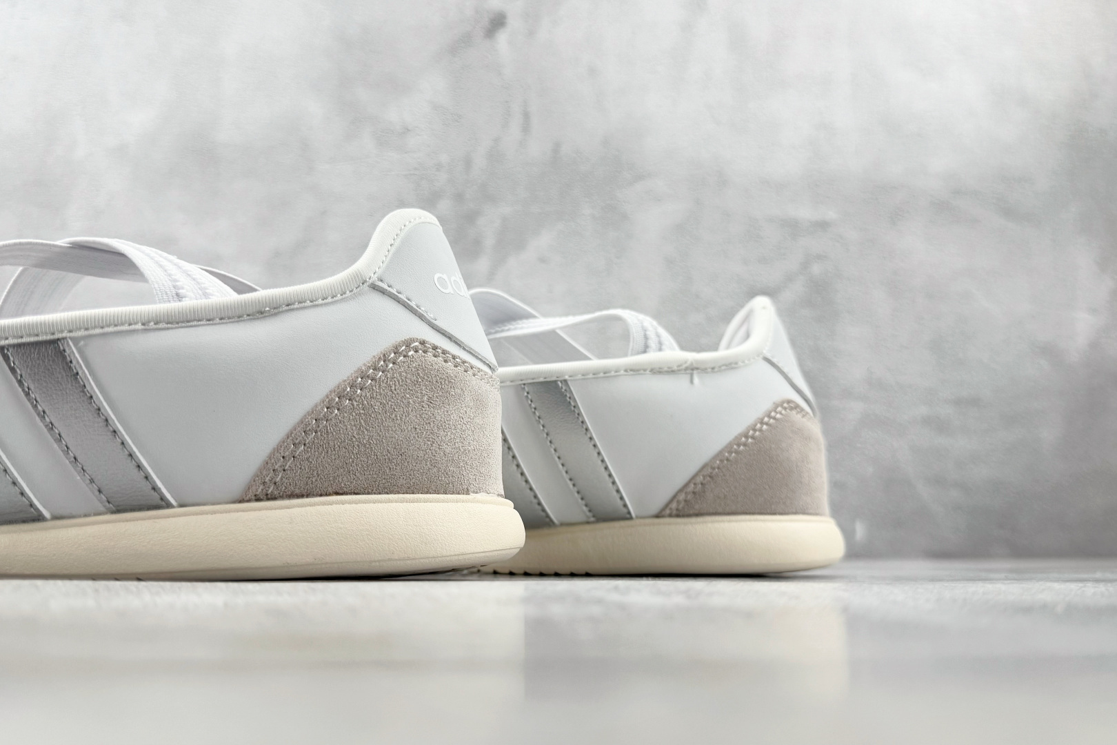 R 版出口订单 adidas BARREDA 银色 货号：HQ7400 尺码：35.5 36 36.5 37.5 38 