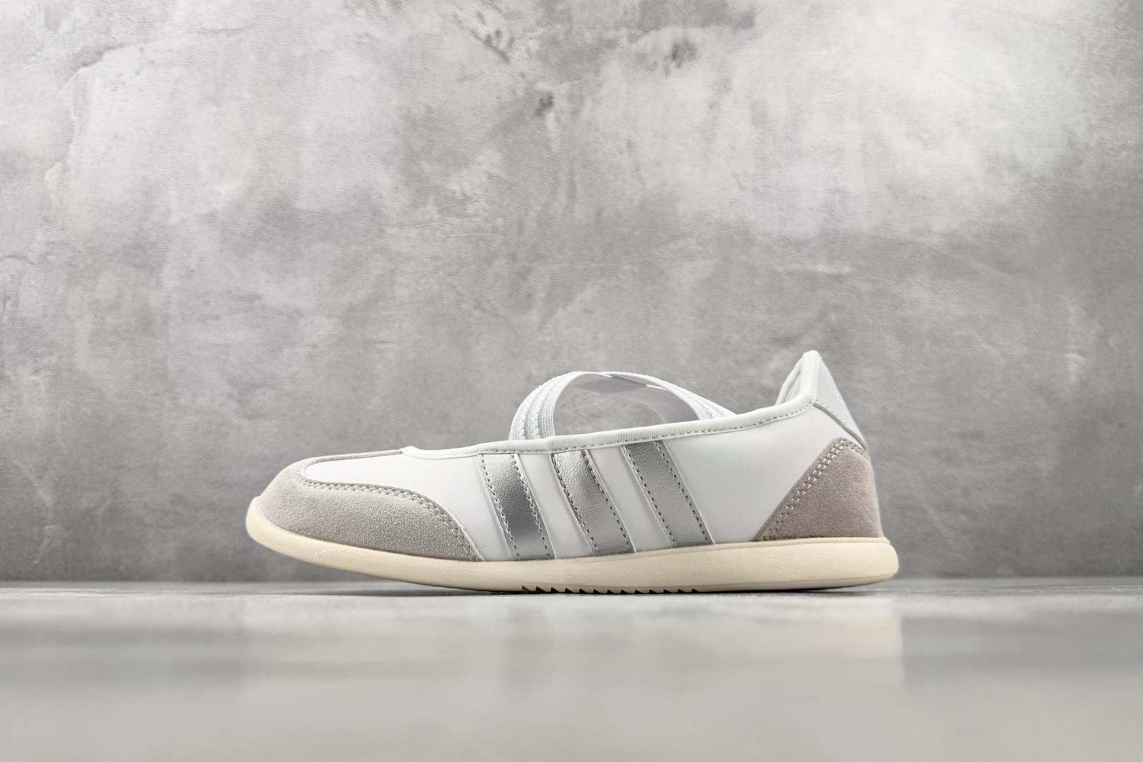 R 版出口订单 adidas BARREDA 银色 货号：HQ7400 尺码：35.5 36 36.5 37.5 38 