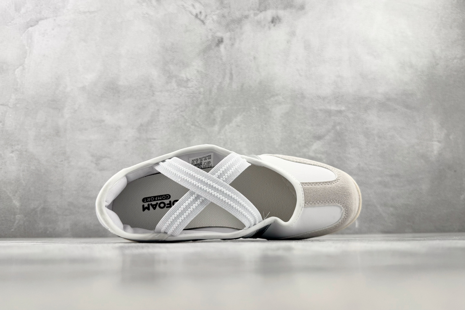 R 版出口订单 adidas BARREDA 银色 货号：HQ7400 尺码：35.5 36 36.5 37.5 38 