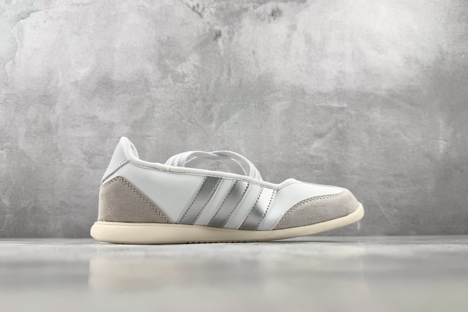 R 版出口订单 adidas BARREDA 银色 货号：HQ7400 尺码：35.5 36 36.5 37.5 38 