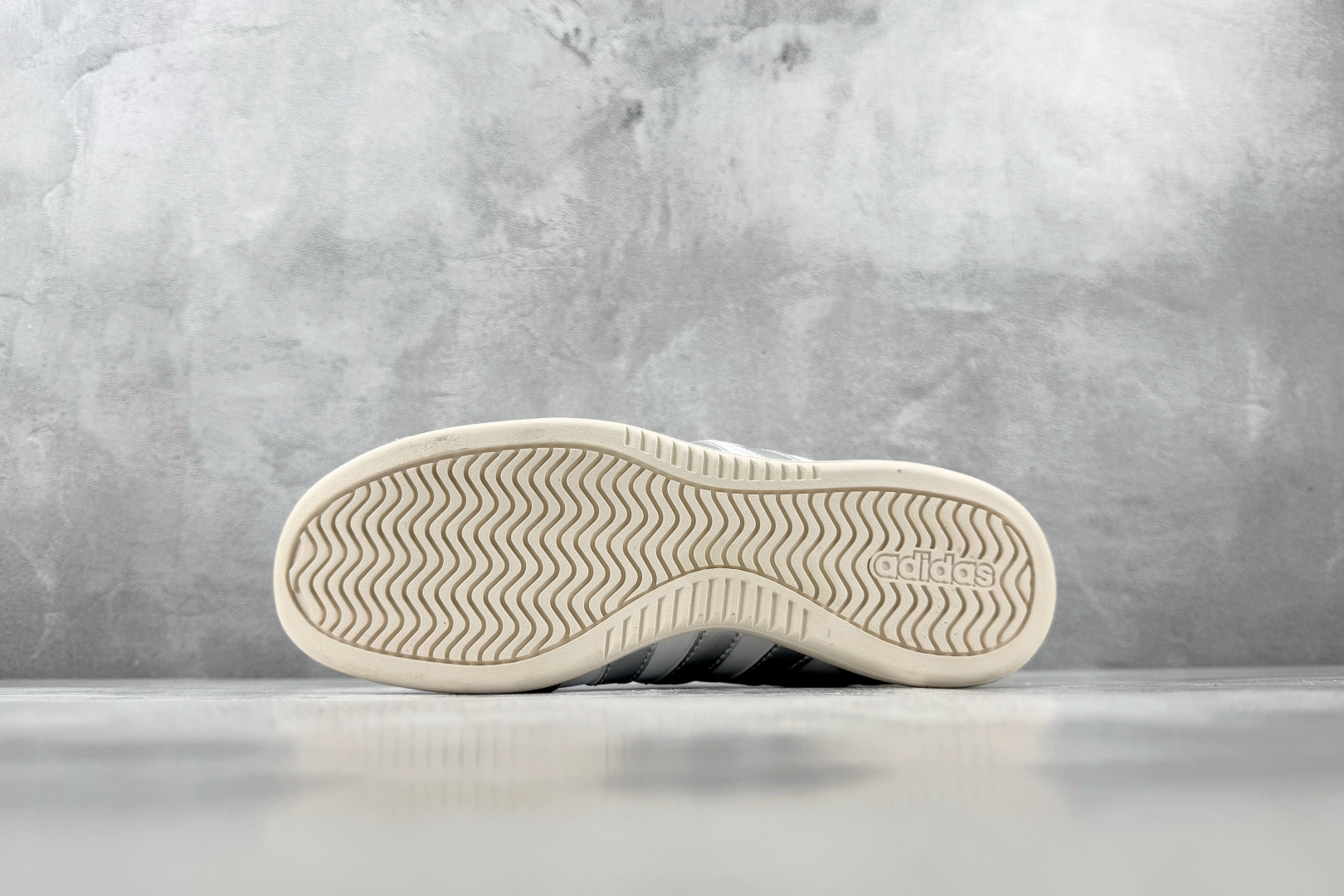 R 版出口订单 adidas BARREDA 银色 货号：HQ7400 尺码：35.5 36 36.5 37.5 38 