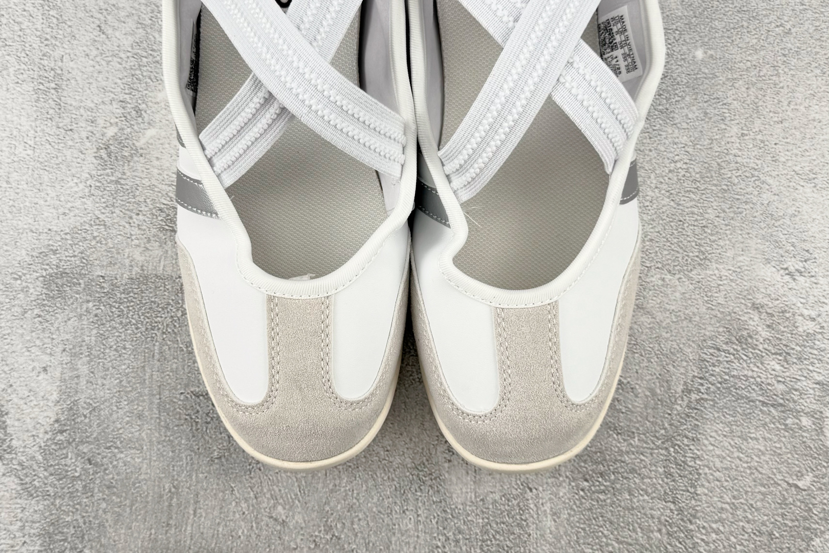 R 版出口订单 adidas BARREDA 银色 货号：HQ7400 尺码：35.5 36 36.5 37.5 38 