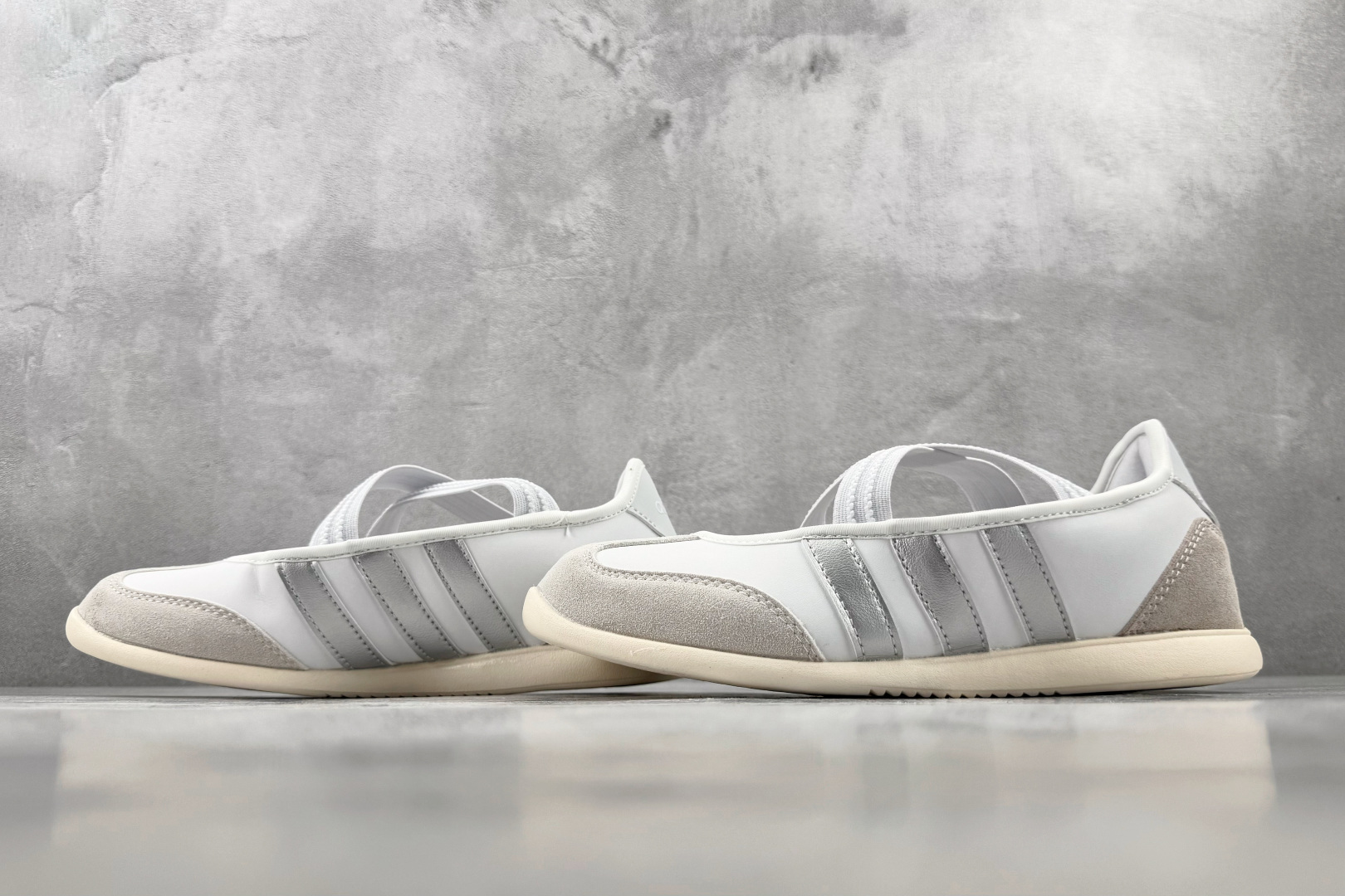 R 版出口订单 adidas BARREDA 银色 货号：HQ7400 尺码：35.5 36 36.5 37.5 38 
