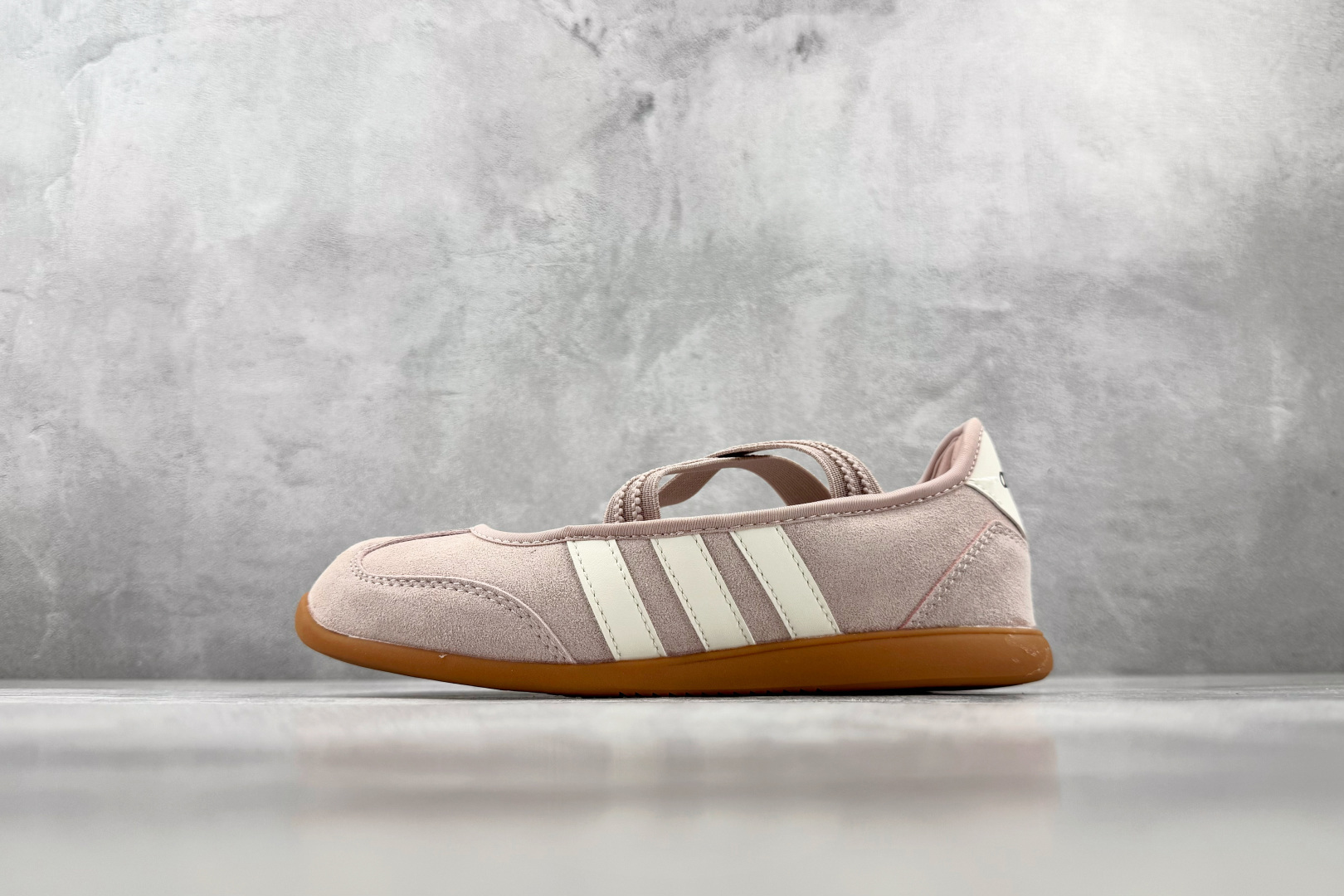 R 版出口订单 adidas BARREDA 粉色 货号：KJ2254 尺码：35.5 36 36.5 37.5 38 