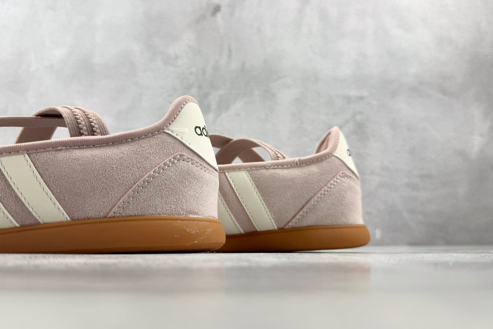 R 版出口订单 adidas BARREDA 粉色 货号：KJ2254 尺码：35.5 36 36.5 37.5 38 