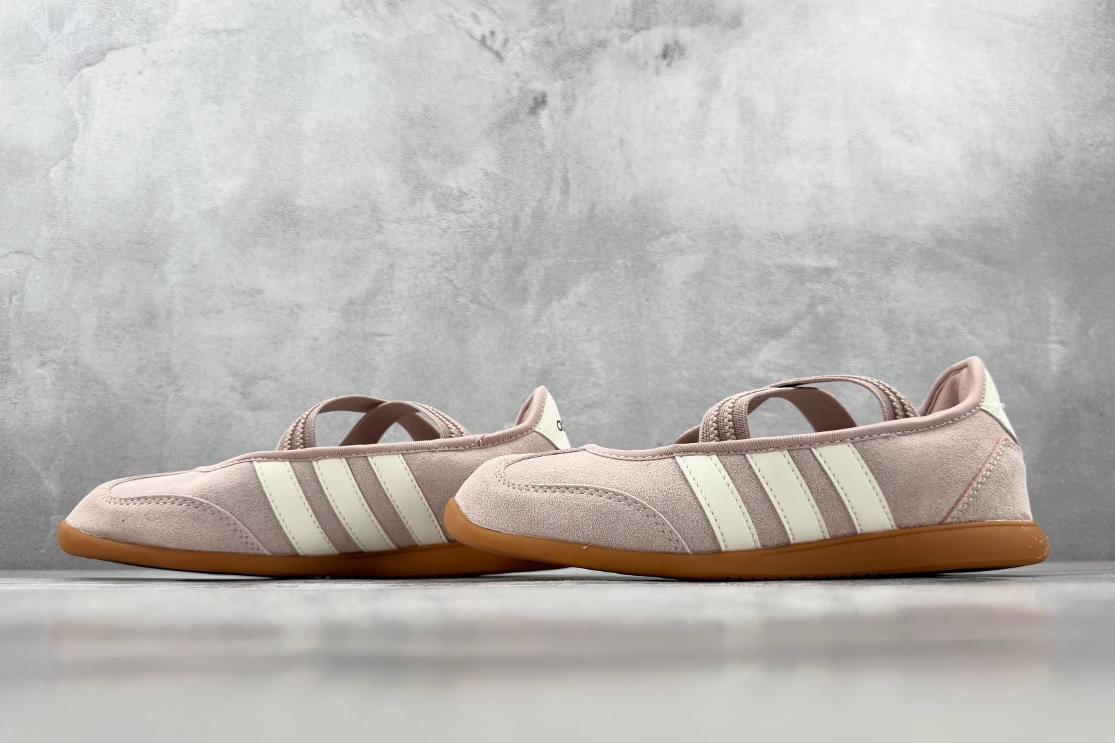 R 版出口订单 adidas BARREDA 粉色 货号：KJ2254 尺码：35.5 36 36.5 37.5 38 