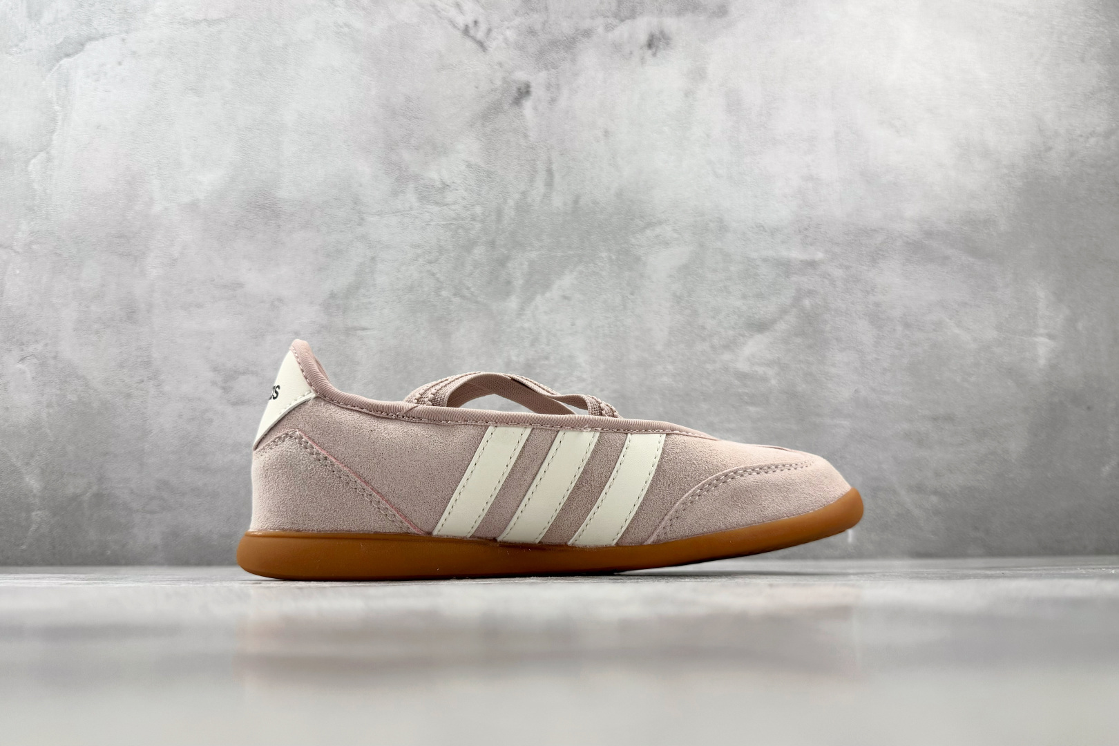R 版出口订单 adidas BARREDA 粉色 货号：KJ2254 尺码：35.5 36 36.5 37.5 38 